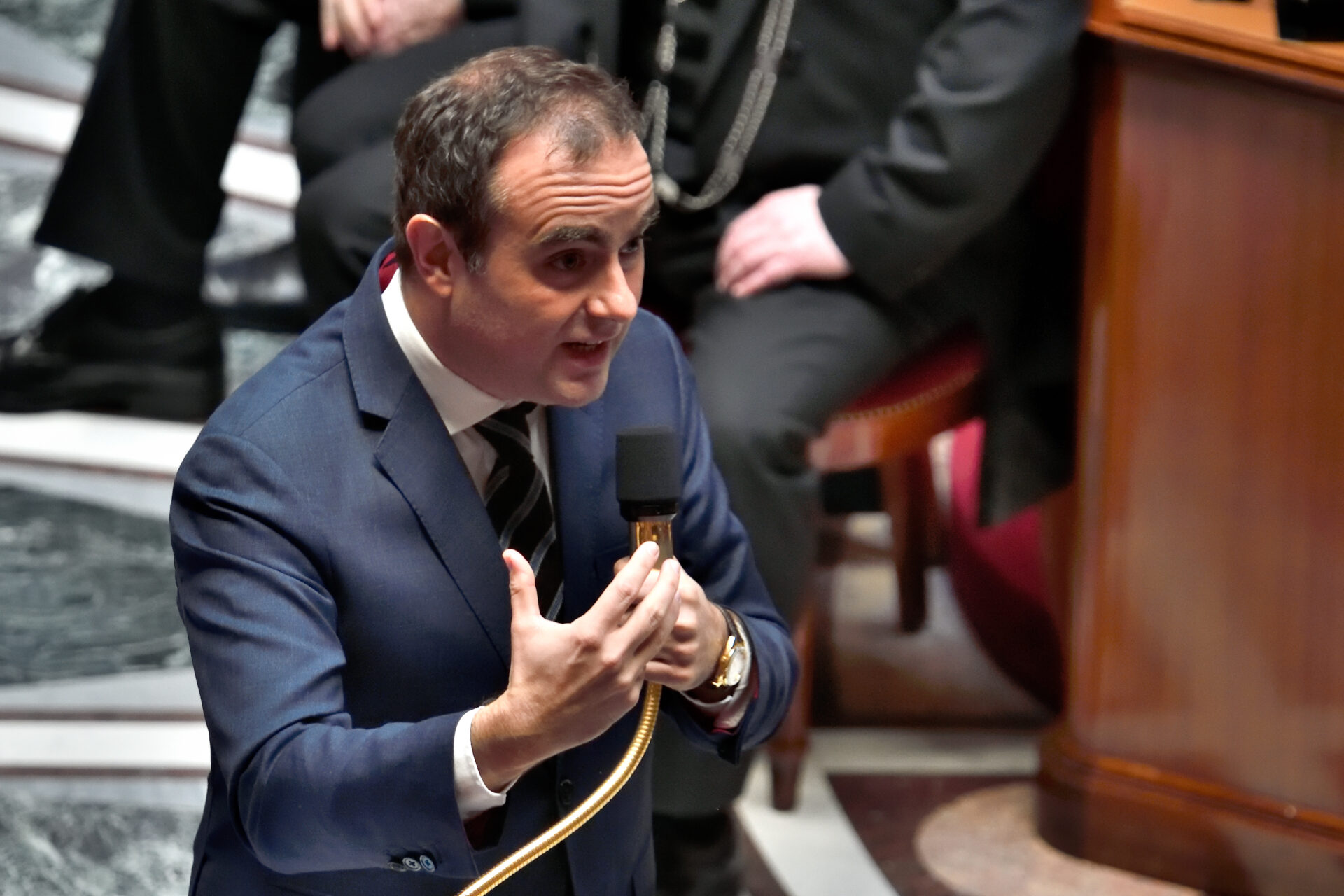 Les leaders politiques effacent leur passé : le secret des crises inattendues