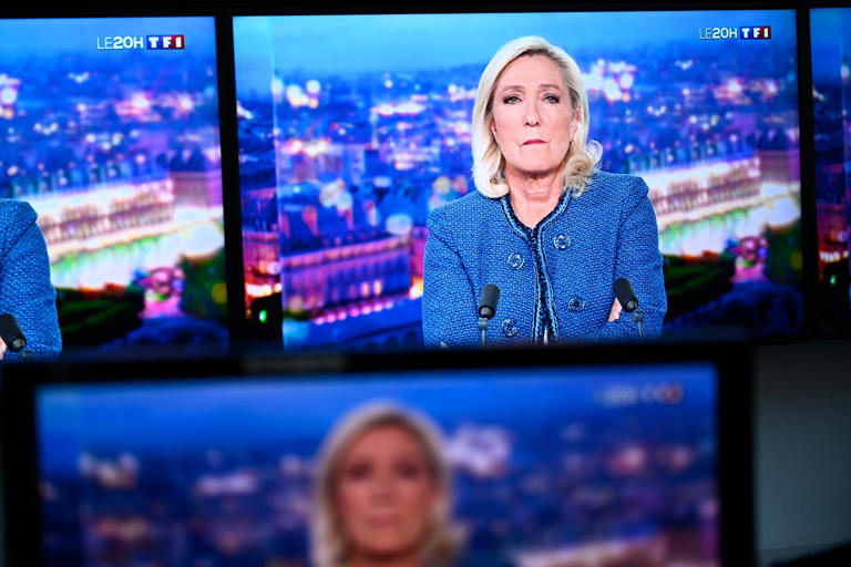 Sans bracelet, Marine Le Pen lance sa candidature à la présidence