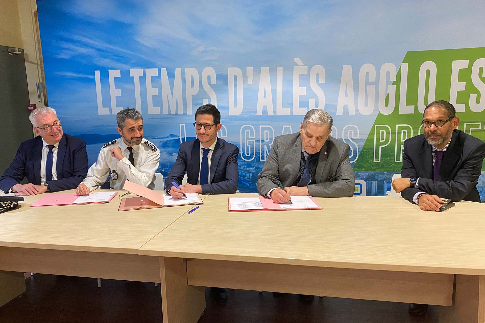 L’alerte nationale : le maire d’Alès victime d’une menace algérienne