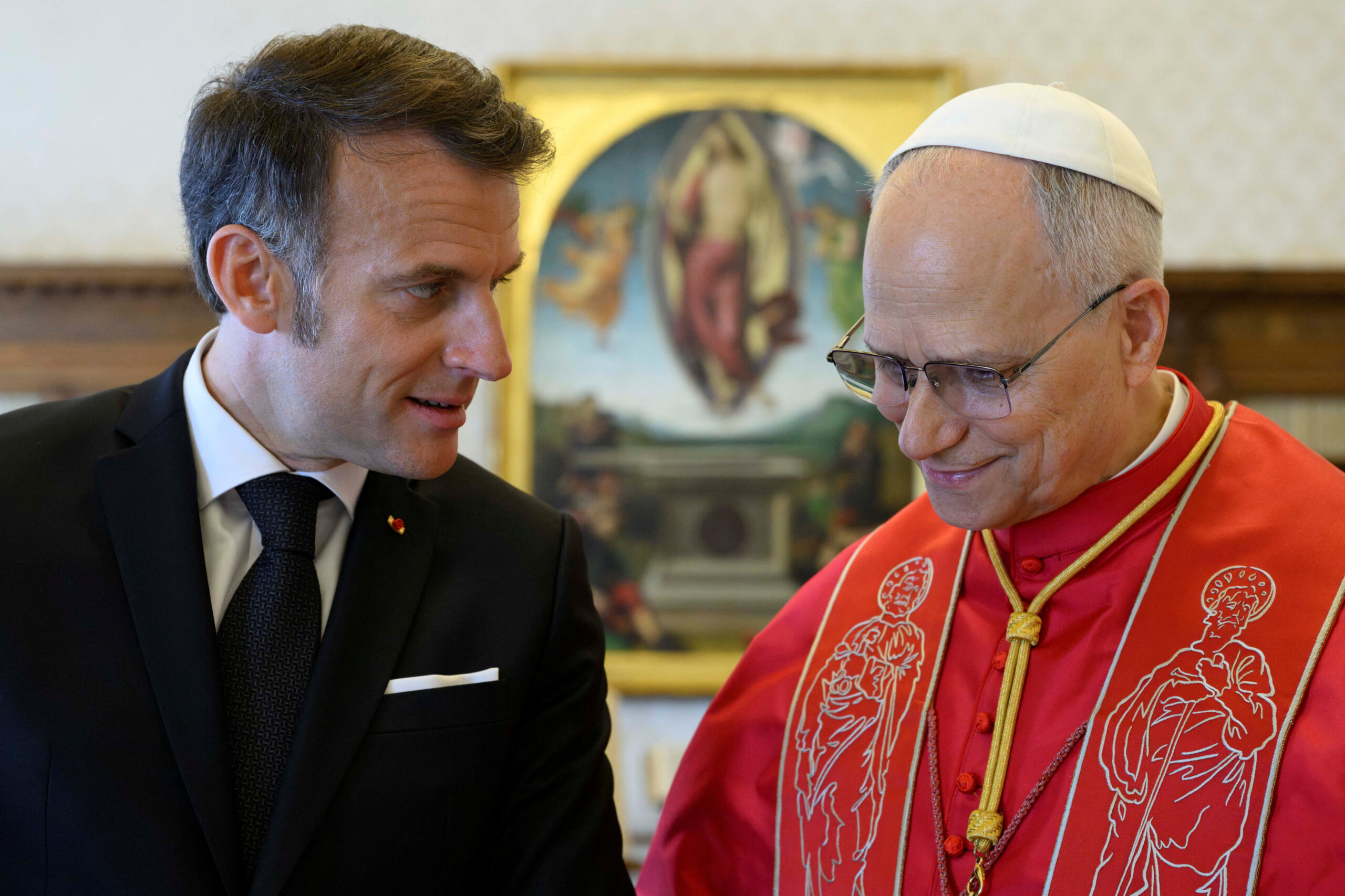 Entre l’héritage chrétién et le désastre économique : Léon XIV condamne Macron